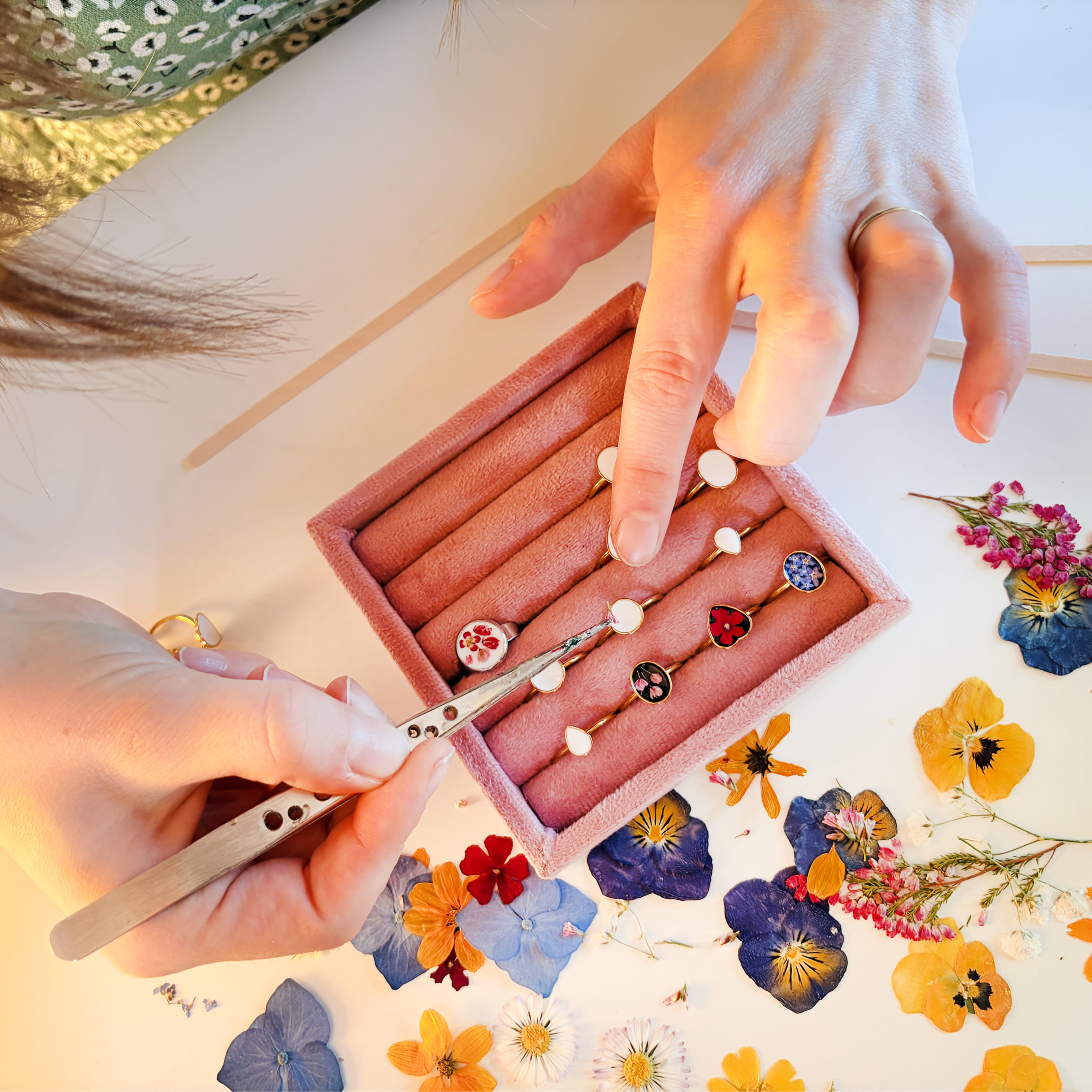 Aranžování květinových šperků